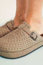 Load image into Gallery viewer, Parchment Rivet Buckle Closed Toe Platform Slippers